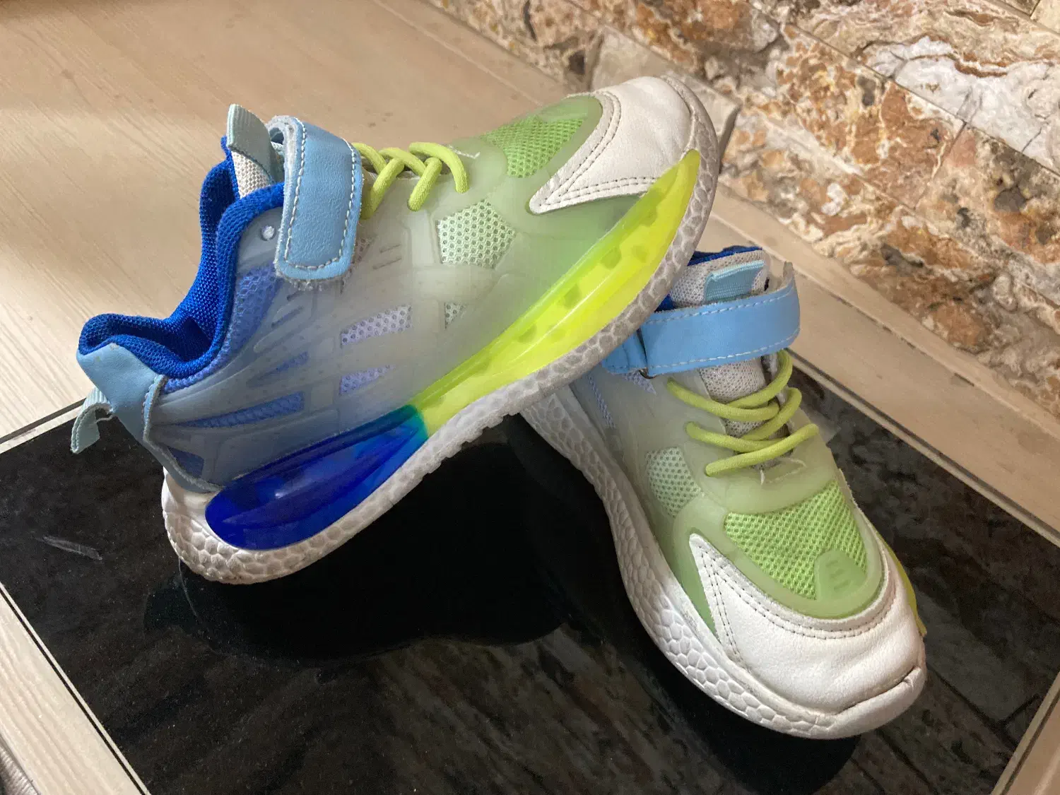 کتونی بچگانه|کفش و لباس بچه|قم, مسجد امام حسن|دیوار