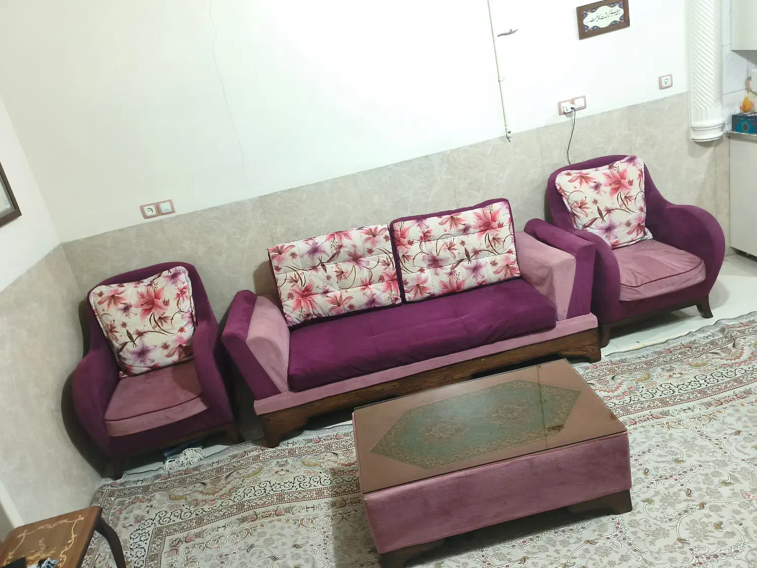 یک دست مبل ۵ نفره راحتی به همراه میز جلو تمیز|مبلمان خانگی و میز عسلی|اصفهان, وحید|دیوار