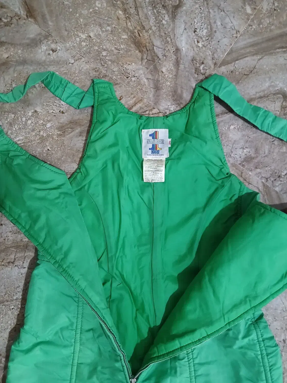 لباس اسکی و کاپشن لی|لباس|اندیشه, اندیشه فاز ۱|دیوار