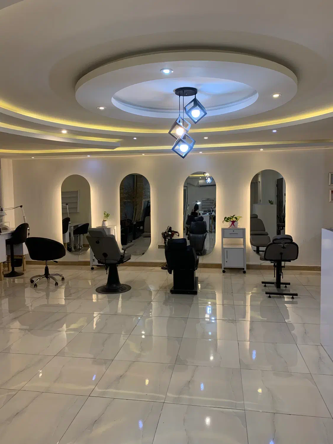 اجاره صندلی و میز ناخن در سالن زیبایی|خدمات آرایشگری و زیبایی|رشت, جهاد|دیوار