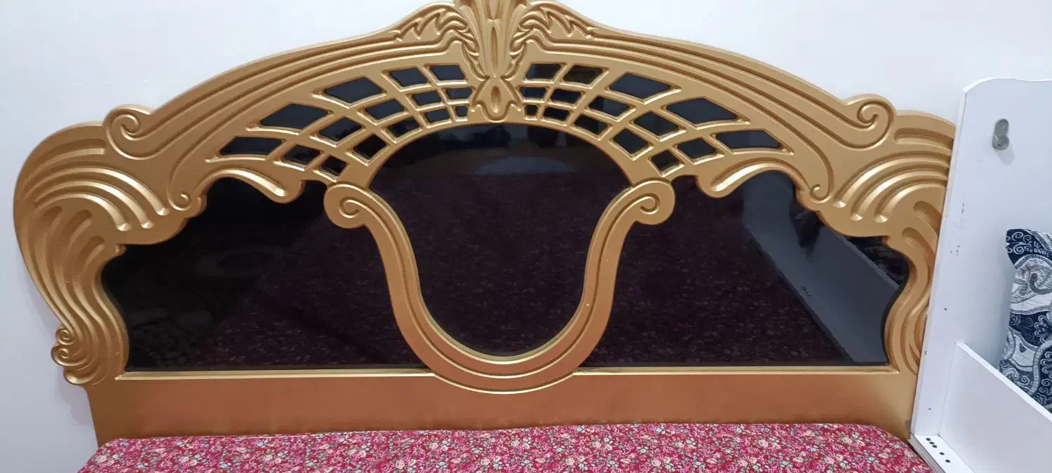 تخت دونفره باوسایل فقط دو بار استفاده شده در حد نو|تخت و سرویس خواب|مبارکه, |دیوار