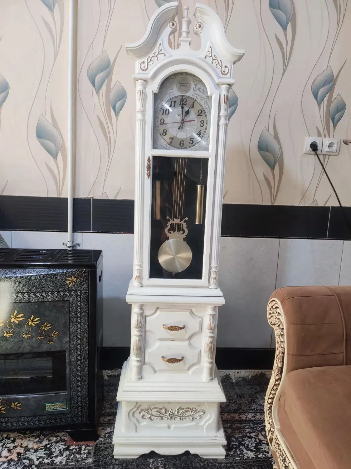 ساعت سفید|ساعت دیواری و تزئینی|شیراز, کوشک میدان|دیوار