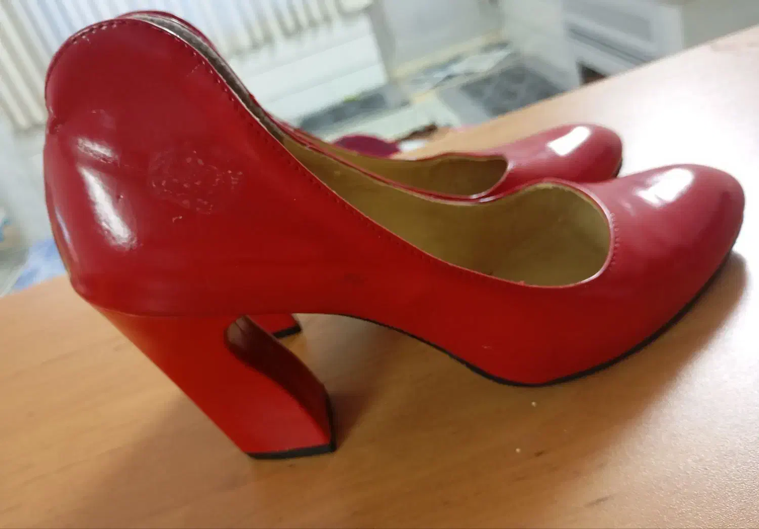 کفشی مجلسی|کیف، کفش، کمربند|کاشان, باغ ماجد|دیوار