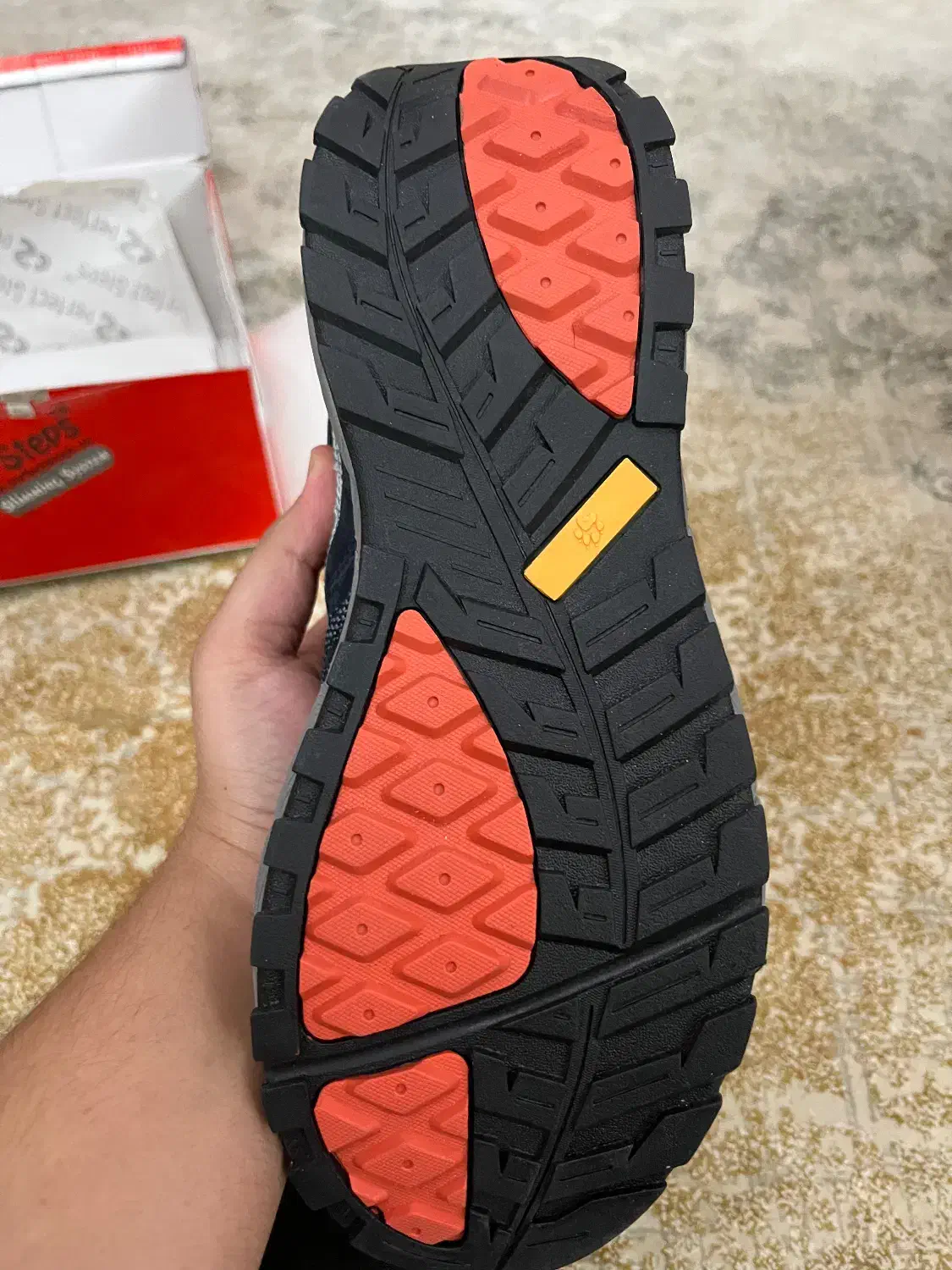 کفش کوهنوردی|کیف، کفش، کمربند|قدس, شهرقدس|دیوار