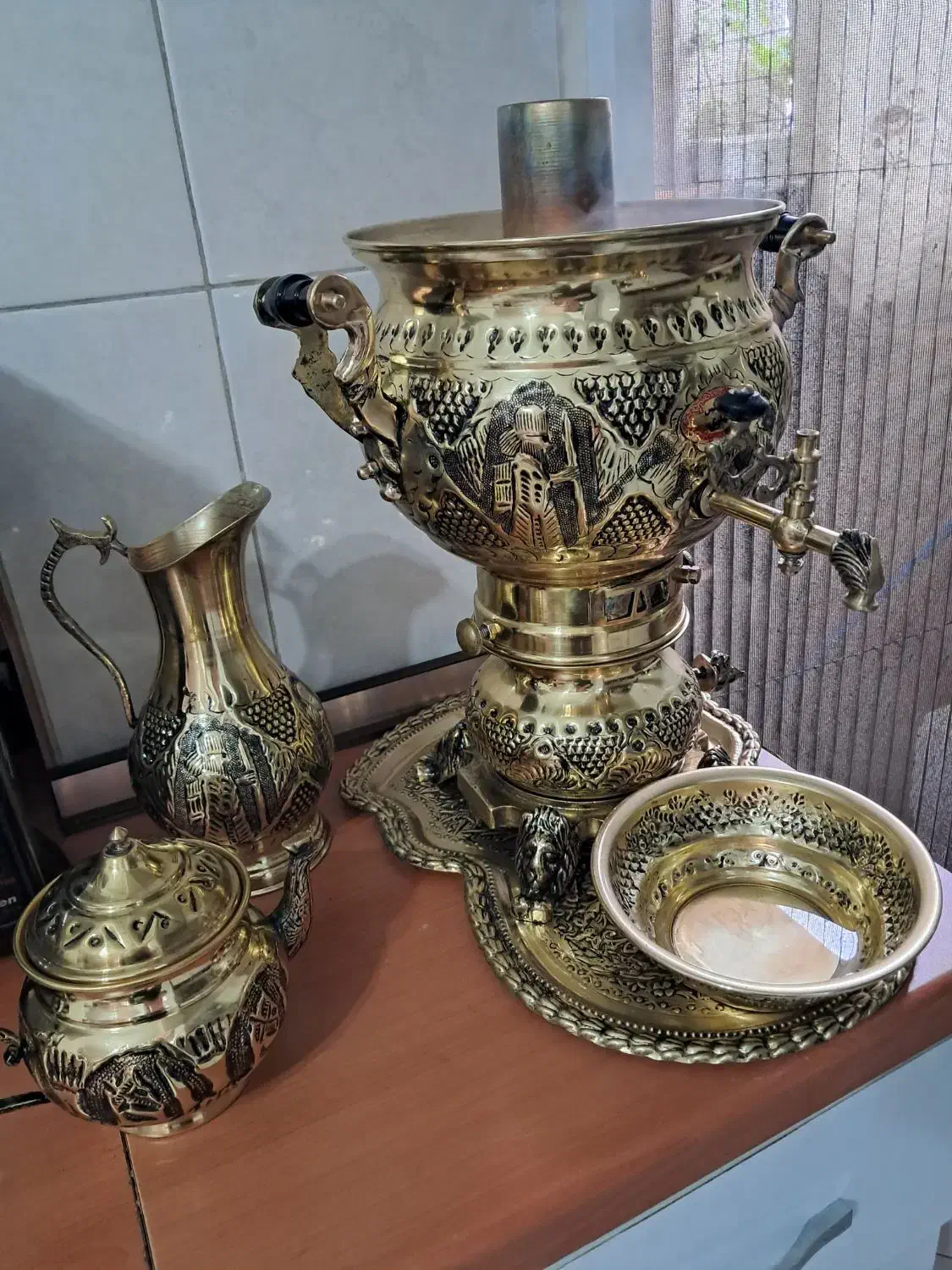 سماور برنجی اعلا اصفهان کار دست طرح هخامنش|سماور، چایساز، قهوهساز|رشت, هلال احمر|دیوار