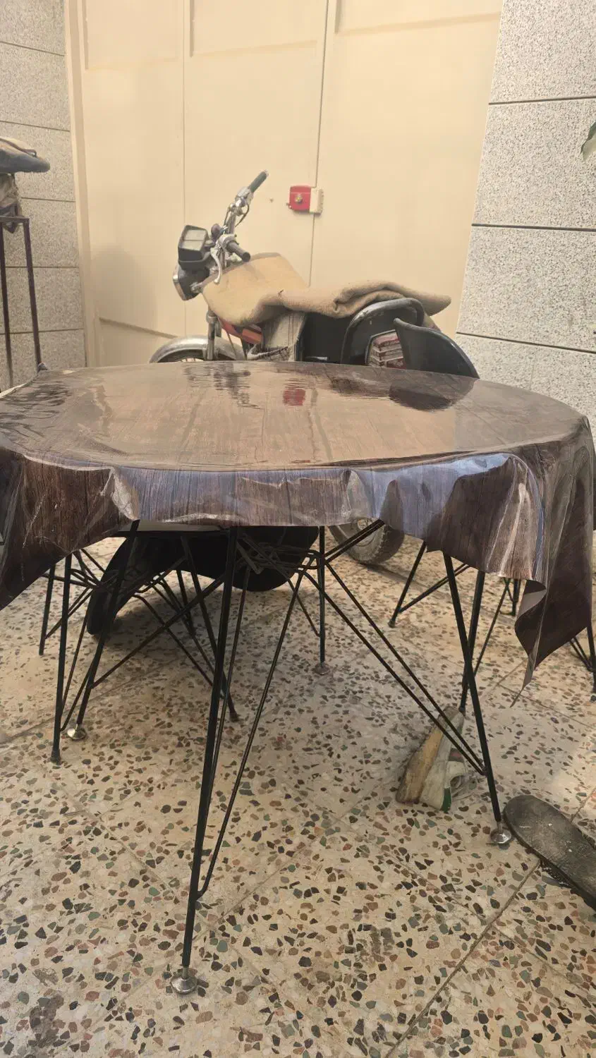 میز و صندلی|میز و صندلی غذاخوری|نجفآباد, منتظری جنوبی|دیوار