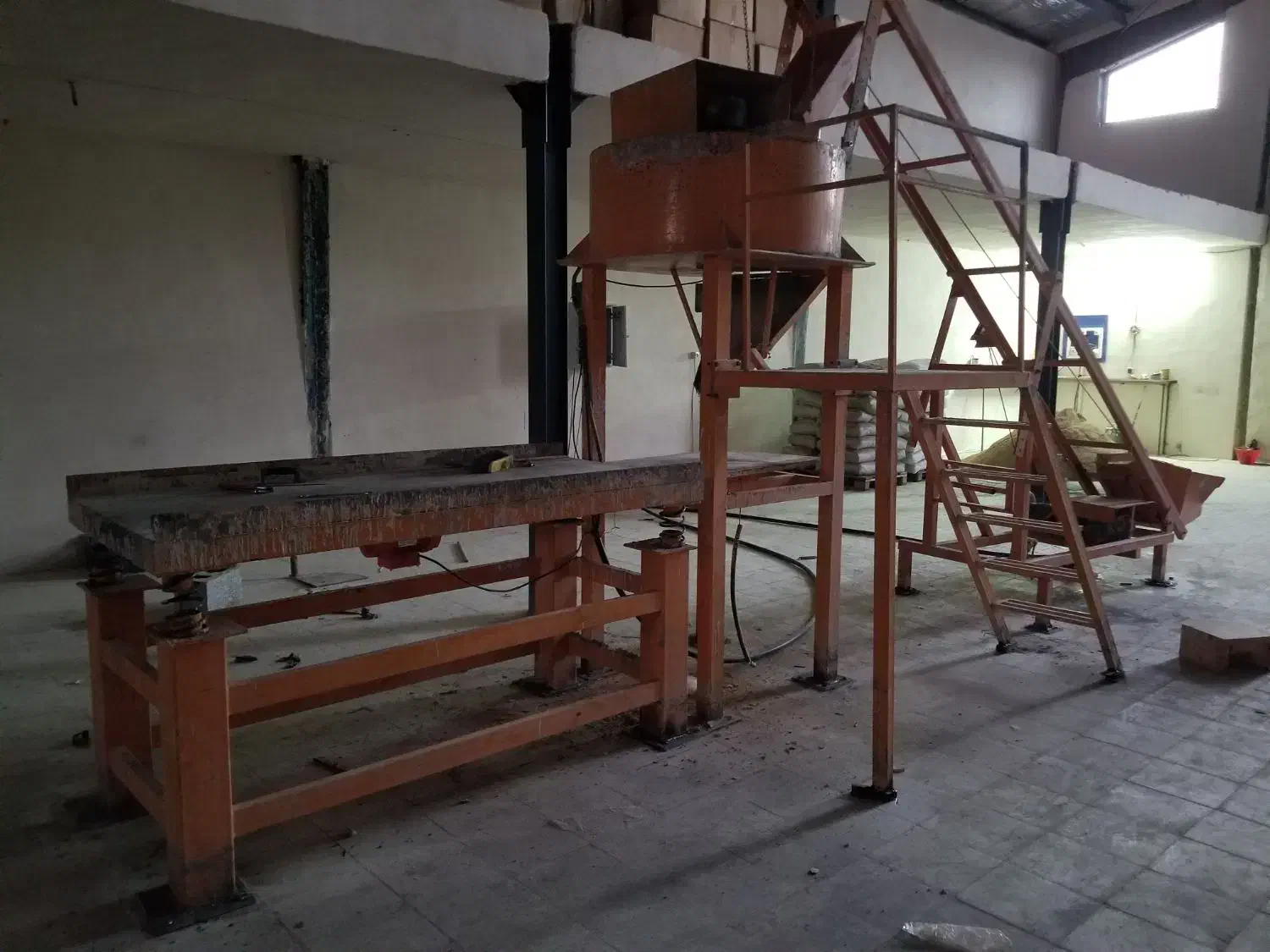 فروش یک دستگاه همزن سیمان با میز ویبره|مصالح و تجهیزات ساختمان|خور (فارس), |دیوار