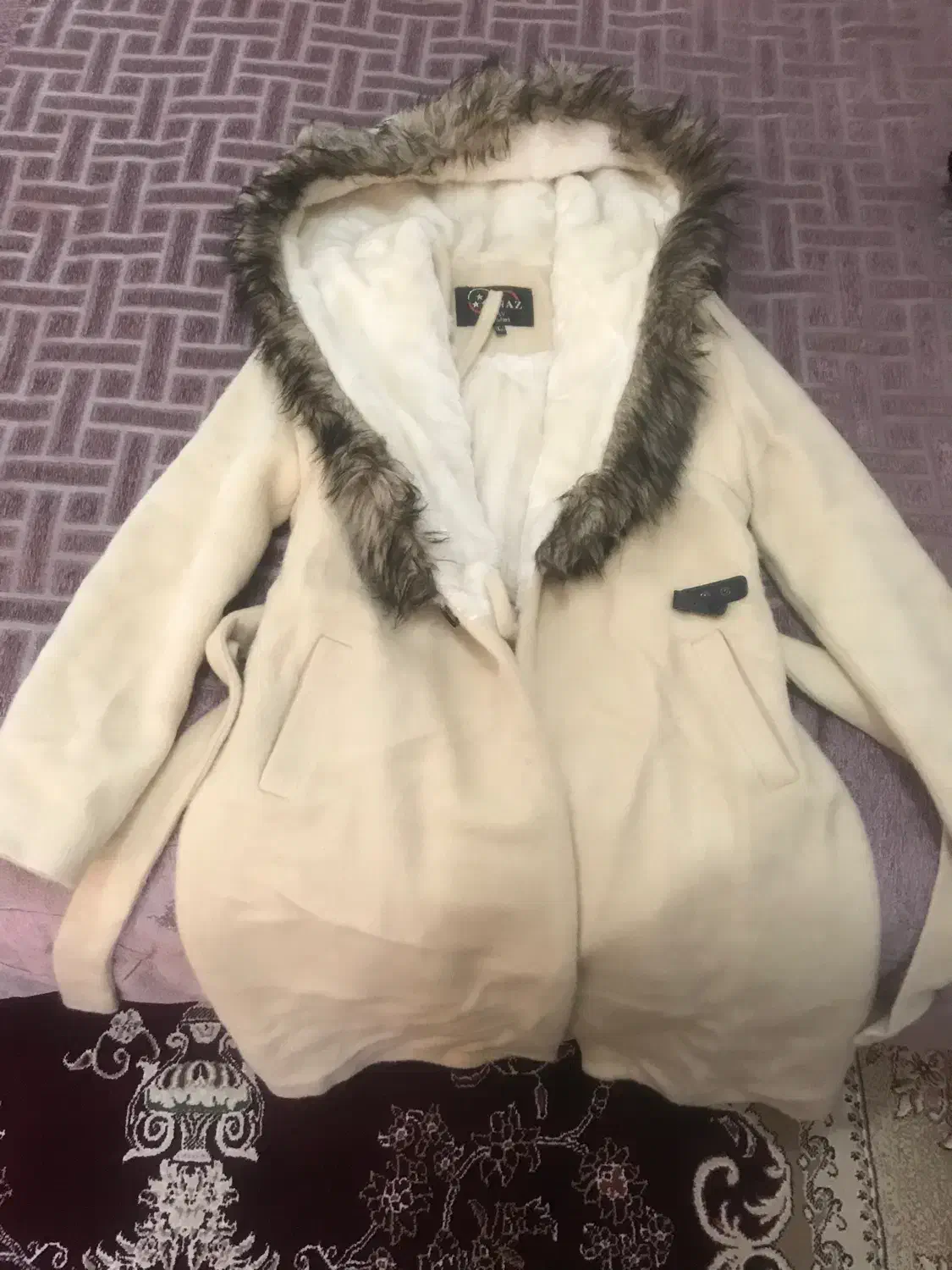 پالتو|لباس|اهر, |دیوار