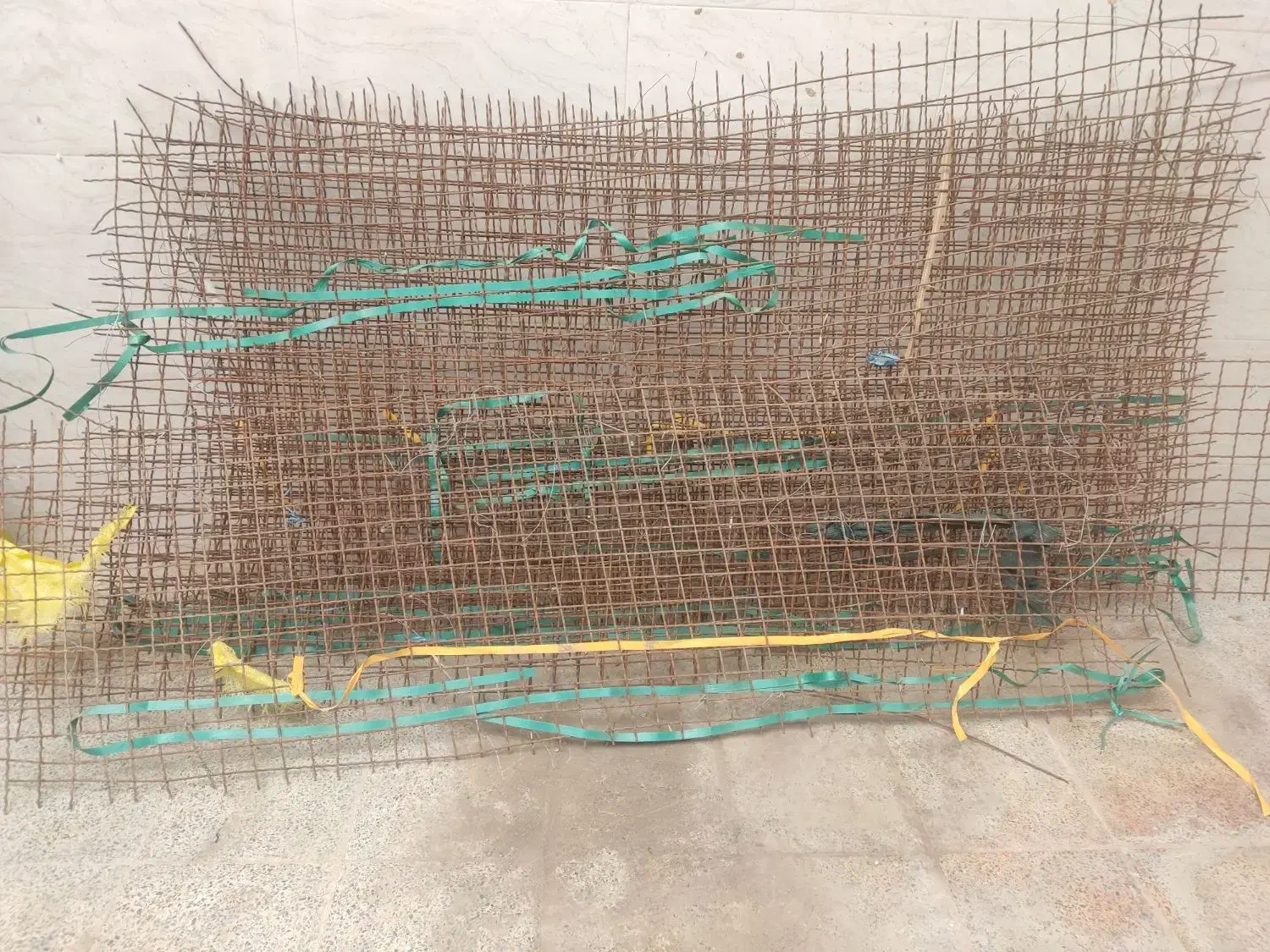 مقداری فنس و دو عدد سبد مرغی|لوازم جانبی حیوانات|امیدیه, |دیوار