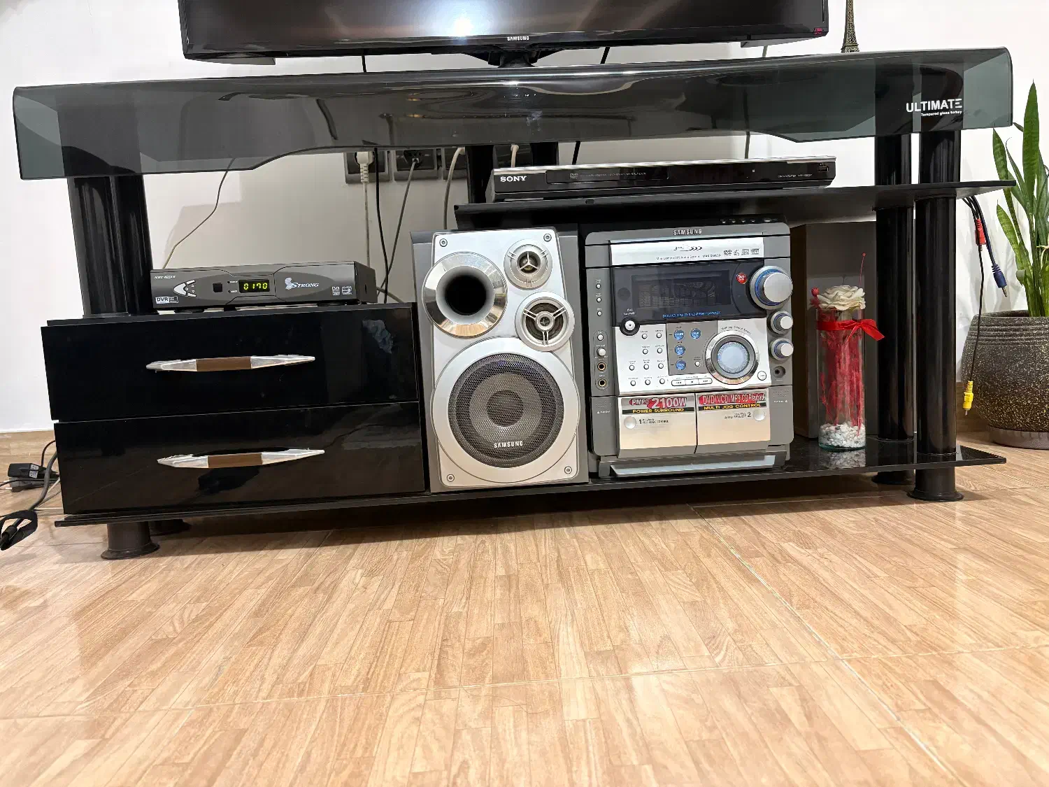 میز تلوزیون سالم شیشه ای|میز تلویزیون|رشت, فلسطین|دیوار