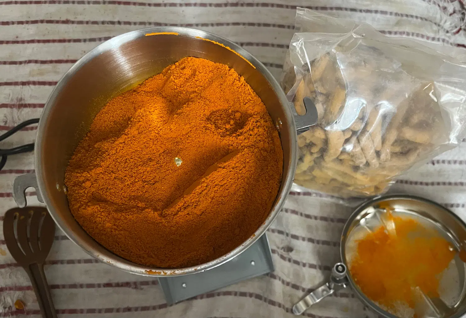 زردچوبه اصل چارمنار و پاپریکا|خوردنی و آشامیدنی|تهران, دهقان|دیوار