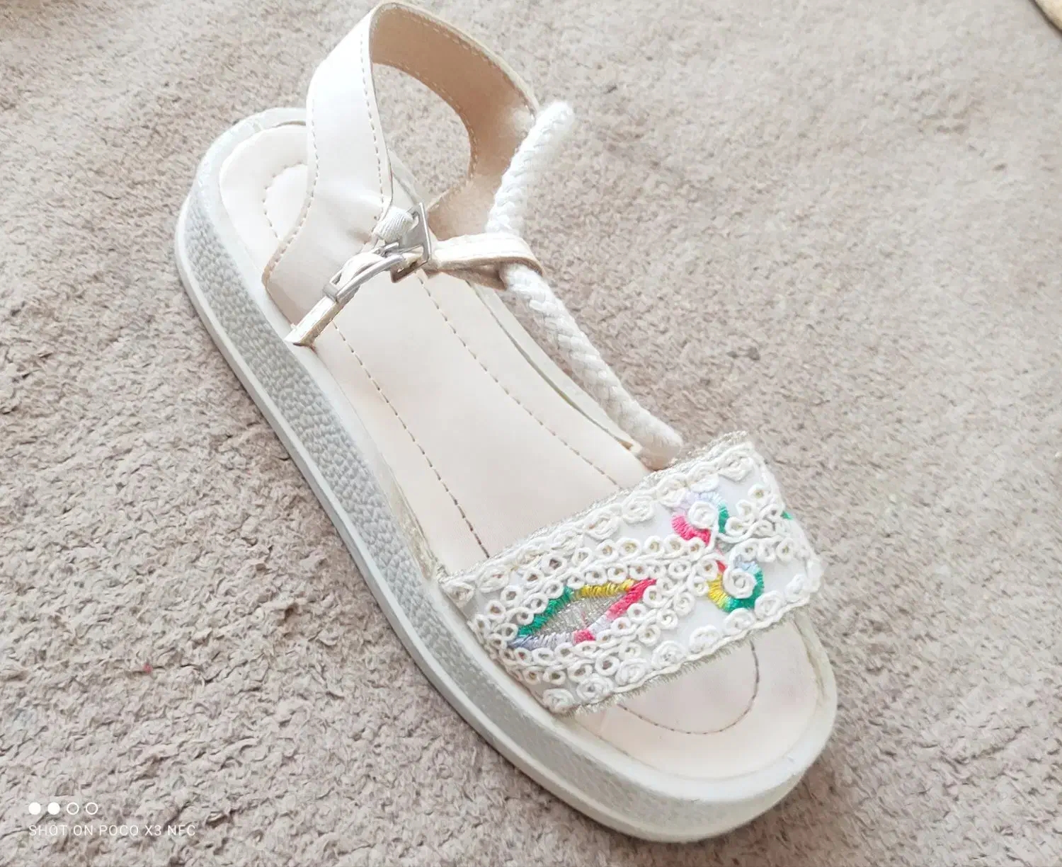 کفش صندل|کیف، کفش، کمربند|تربت جام, باغ سنگان سفلی|دیوار