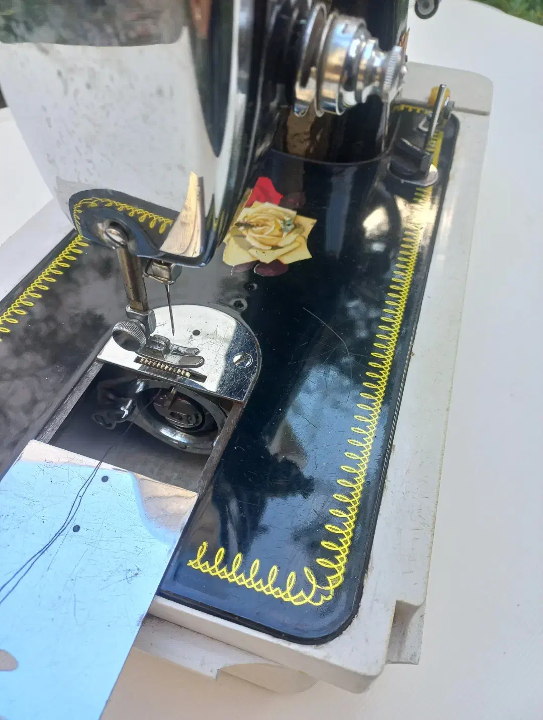 چرخ خیاطی رز نشان|چرخ خیاطی و ریسندگی|لاهیجان, انقلاب|دیوار