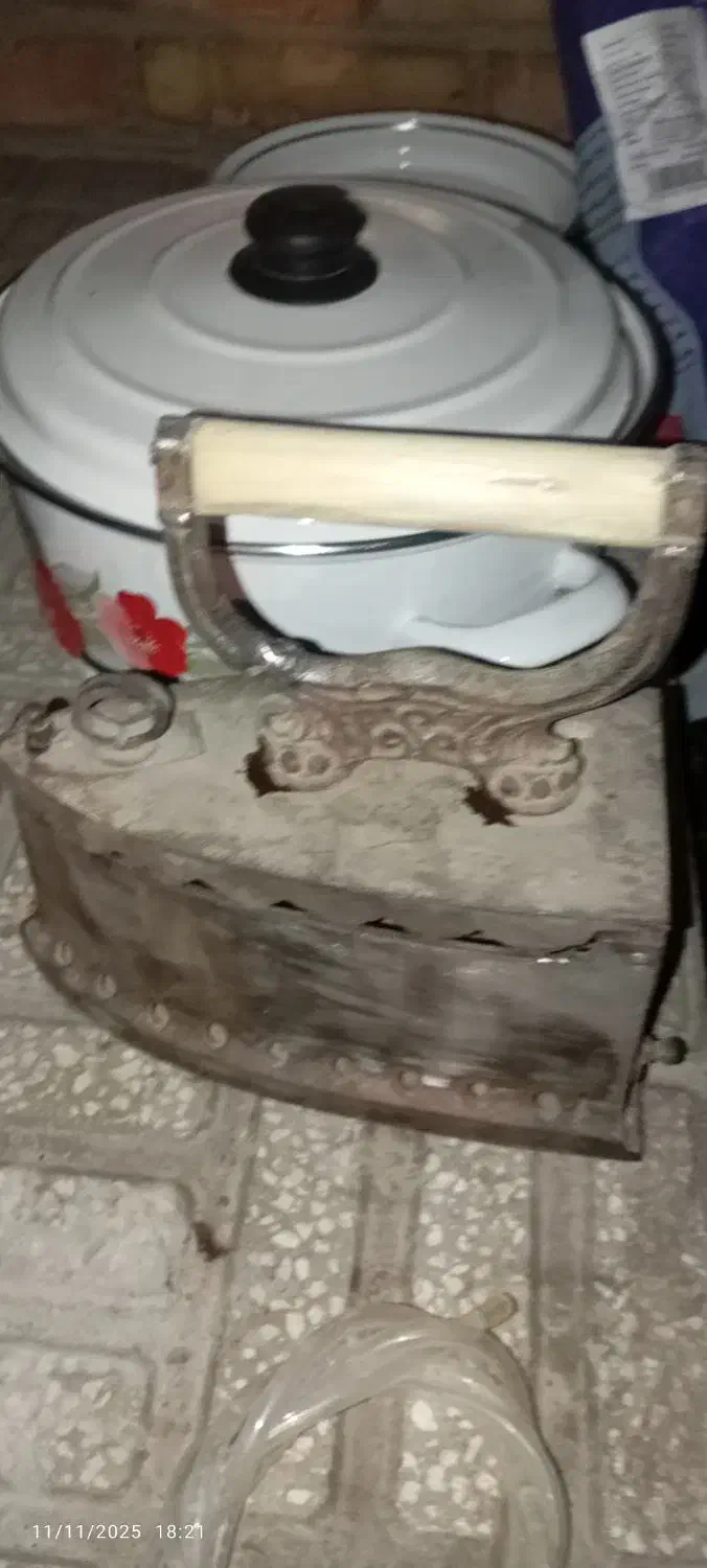 اتوذغالی قدیمی|کلکسیون اشیاء عتیقه|سمنان, |دیوار