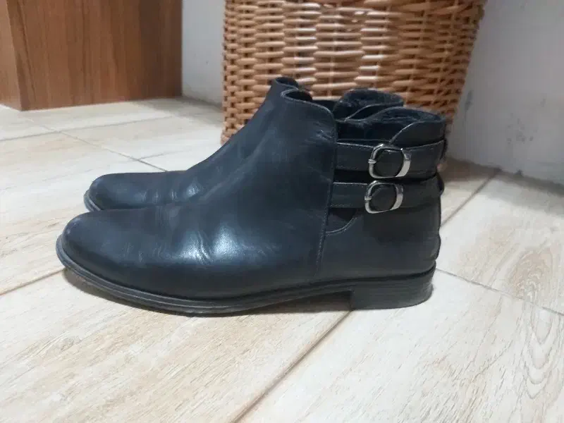 نیم پوتین|کیف، کفش، کمربند|تربت جام, شهید نصرالهی|دیوار