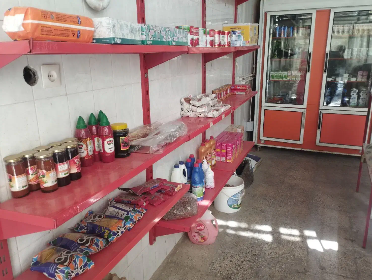 یخچال ایستاده و قفسه|فروشگاه و مغازه|زاغه, |دیوار