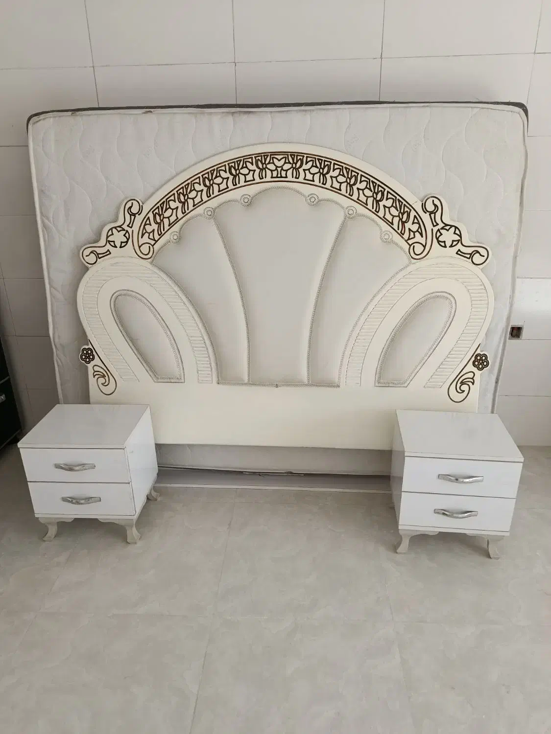 تخت خواب،بوفه،ساعت ایستاده|تخت و سرویس خواب|زاغه, |دیوار