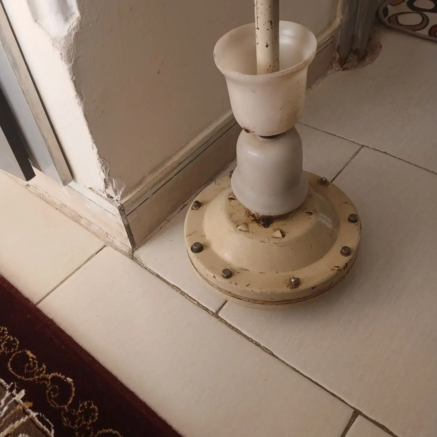 پنکه سقفی قدیمی|پنکه و تصفیه‌کنندهٔ هوا|شاهین‌شهر, نظامی|دیوار