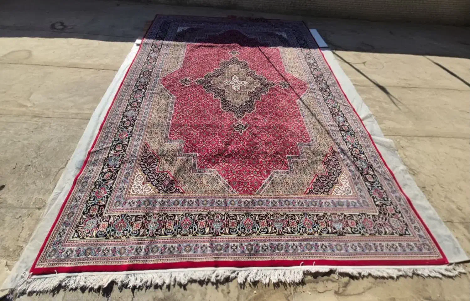 دوتخته فرش ۱۲متری کارکرده ویک تخته فرش گرد بافت|فرش|مشهد, هنرستان|دیوار