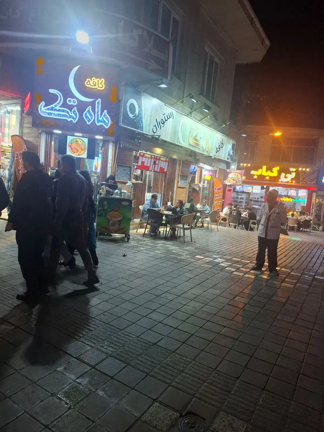 به تعدادی فست فود کار نیازمندیم.|استخدام خدمات فروشگاه و رستوران|رشت, چله خانه|دیوار