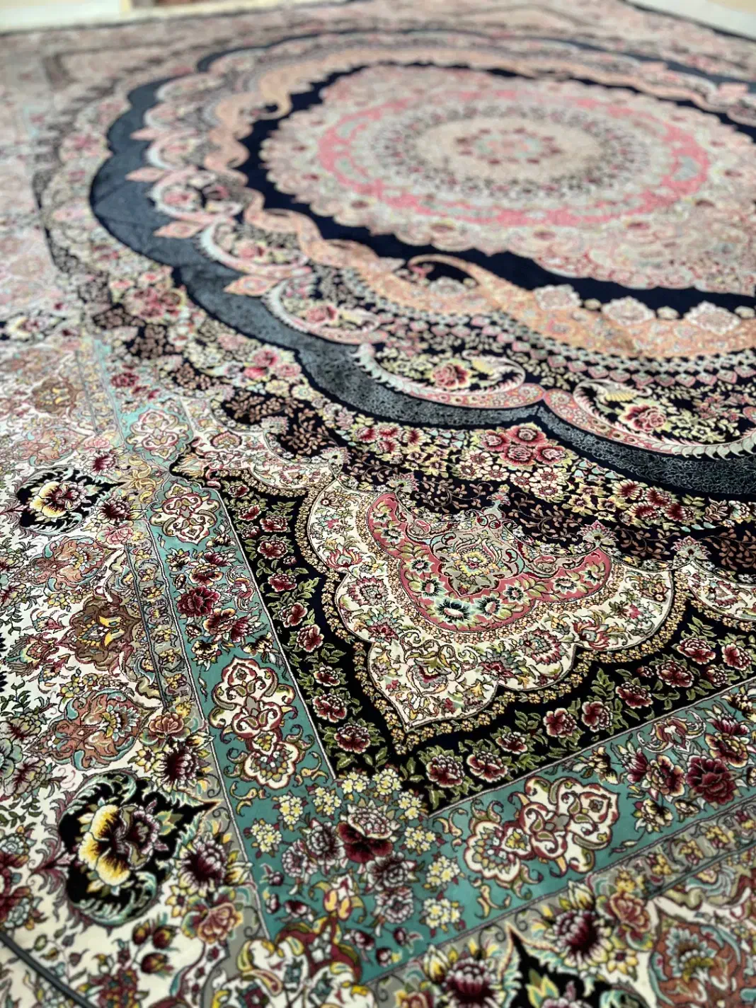 فرش ۱۲متری ۱۲۰۰شانه تراکم ۳۶۰۰|فرش|قزوین, |دیوار