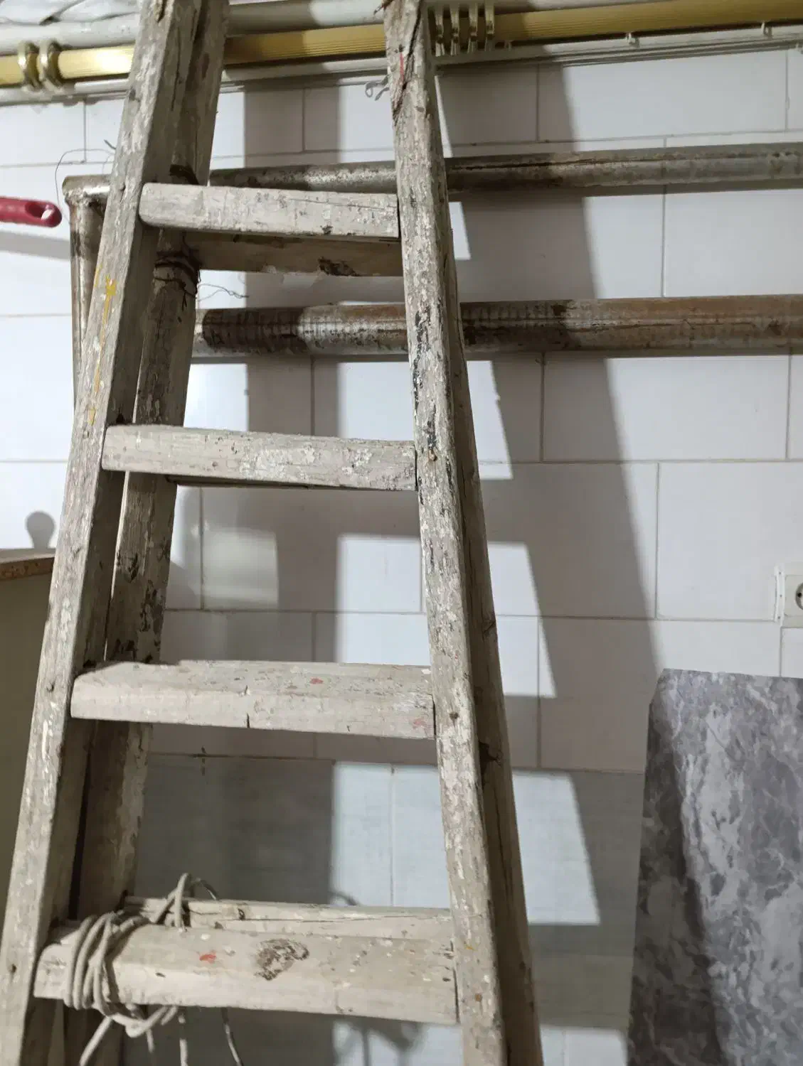 نردبان چوبی و تخته بنایی|مصالح و تجهیزات ساختمان|کاشان, فاز ۲ ناجی آباد|دیوار