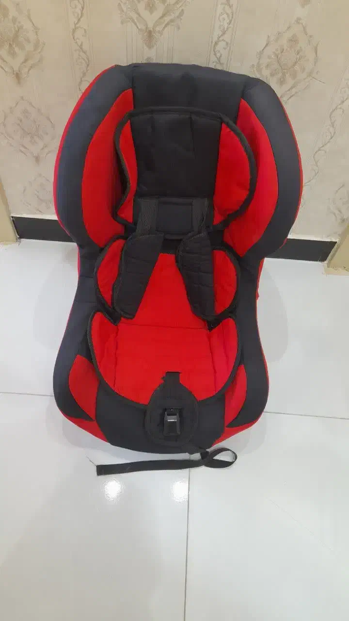 یک عدد صندلی کودک در حد  و کفی عقب پژو پارس نو نو|تخت و صندلی بچه|سنندج, |دیوار