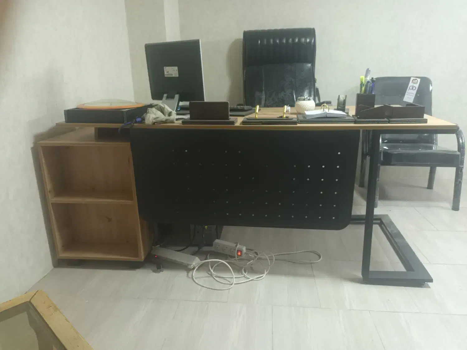 میز مدیرت و صندلی مدیرت|مبلمان اداری|پرند, فاز ۴|دیوار