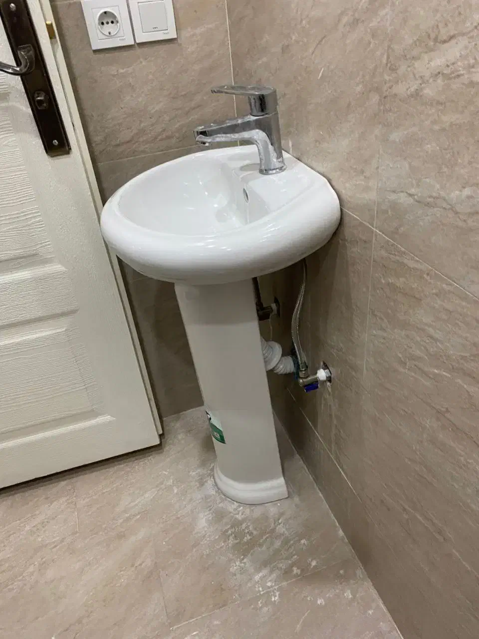 روشویی و پایه همراه شیر نو استفاده نشده|لوازم سرویس بهداشتی|تهران, گلستان (شهرک راه آهن)|دیوار