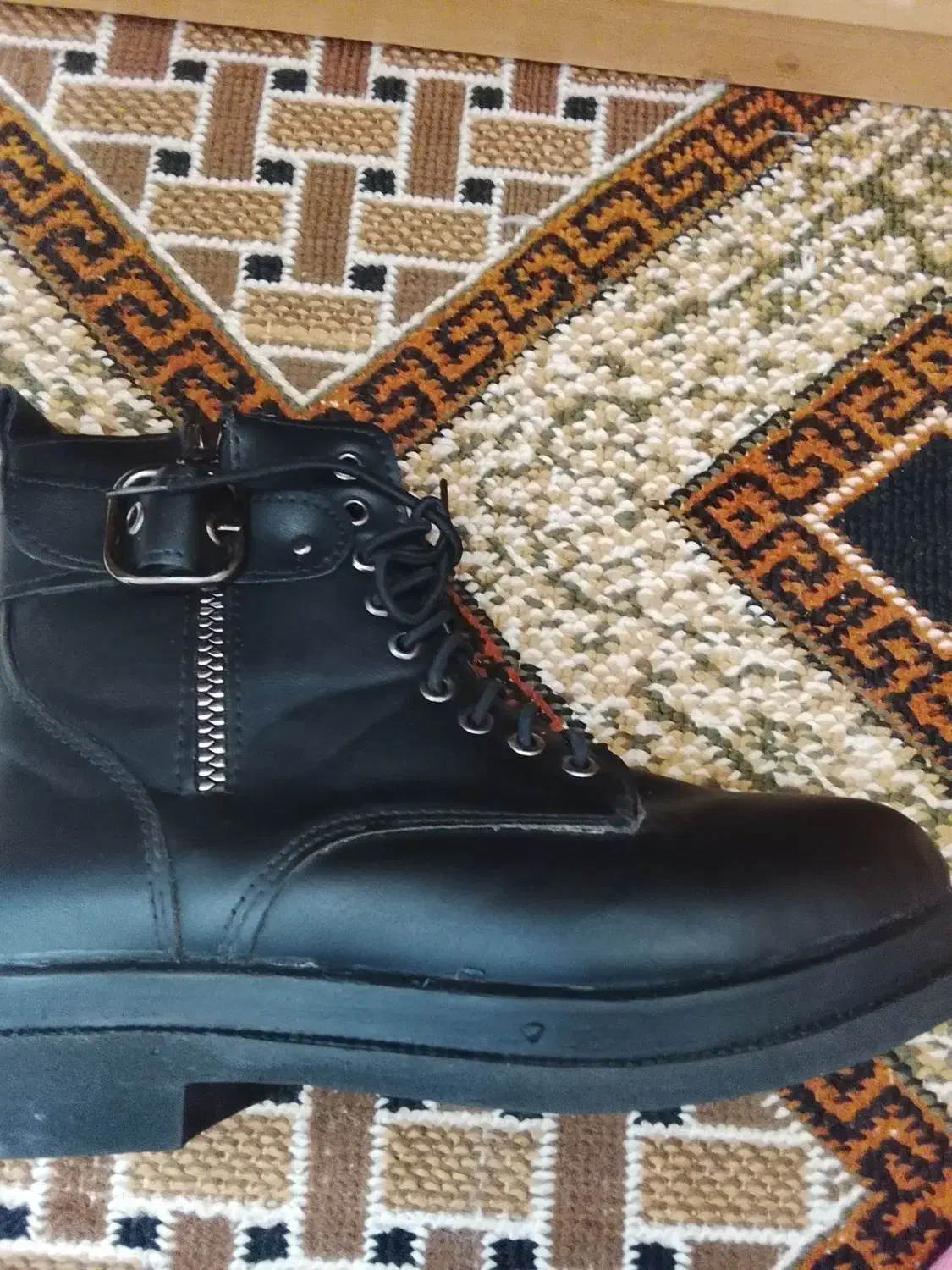 نیم بوت|کیف، کفش، کمربند|دورود, |دیوار