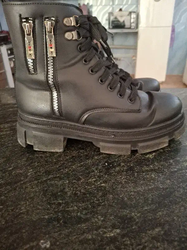 پوتین|کیف، کفش، کمربند|شاهین دژ, |دیوار