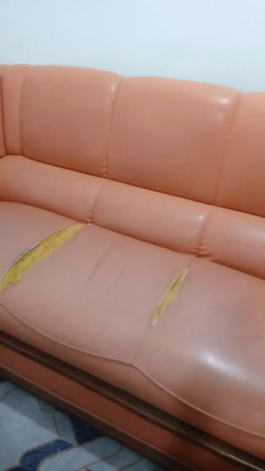مبل سه نفره چرم فقد دو پارگی دارد|مبلمان خانگی و میز عسلی|اهواز, کوی علوی|دیوار