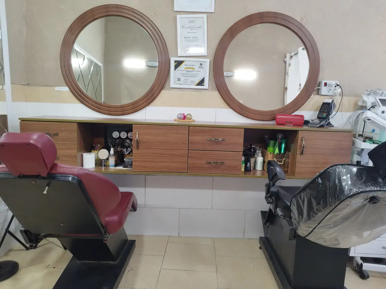 میز و صندلی آرایشگاه زنانه|آرایشگاه و سالنهای زیبایی|کردکوی, |دیوار