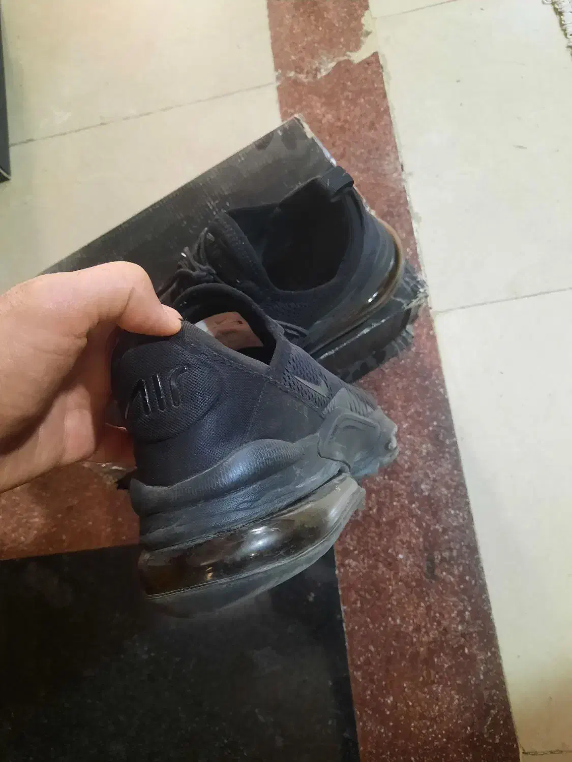 کتونی نایک خوش پا در حد|کیف، کفش، کمربند|اندیشه, اندیشه فاز ۲|دیوار