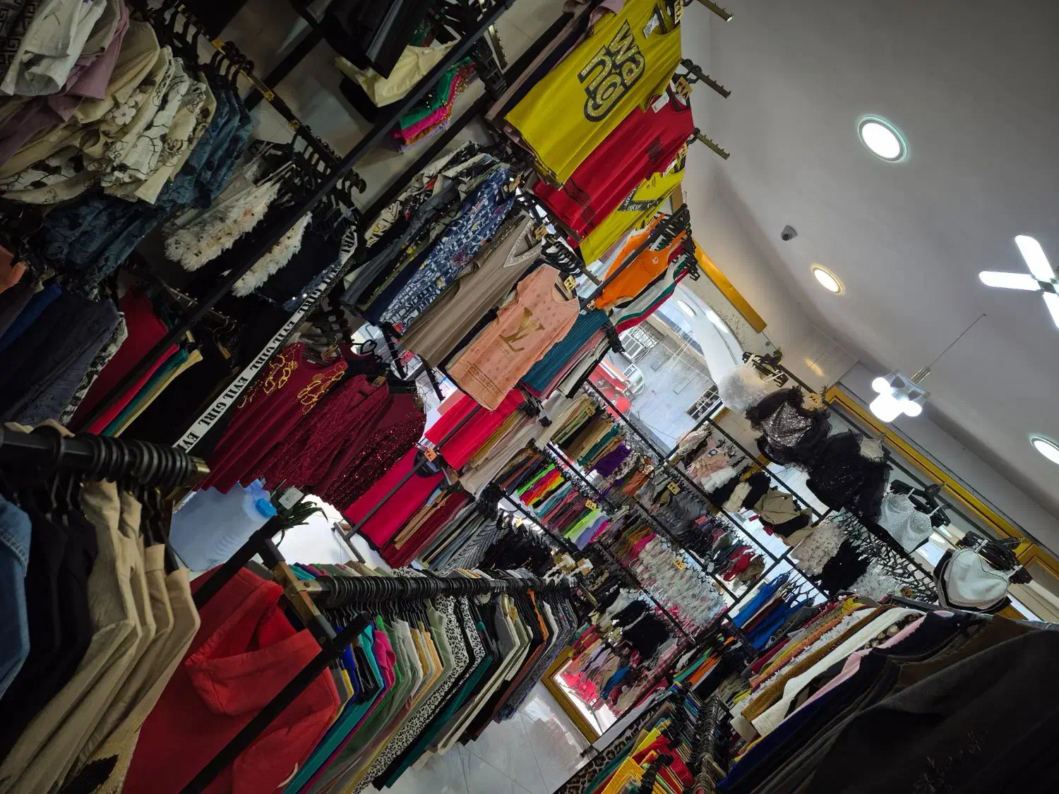 فروشنده برای پوشاک|استخدام خدمات فروشگاه و رستوران|آستانه اشرفیه, |دیوار