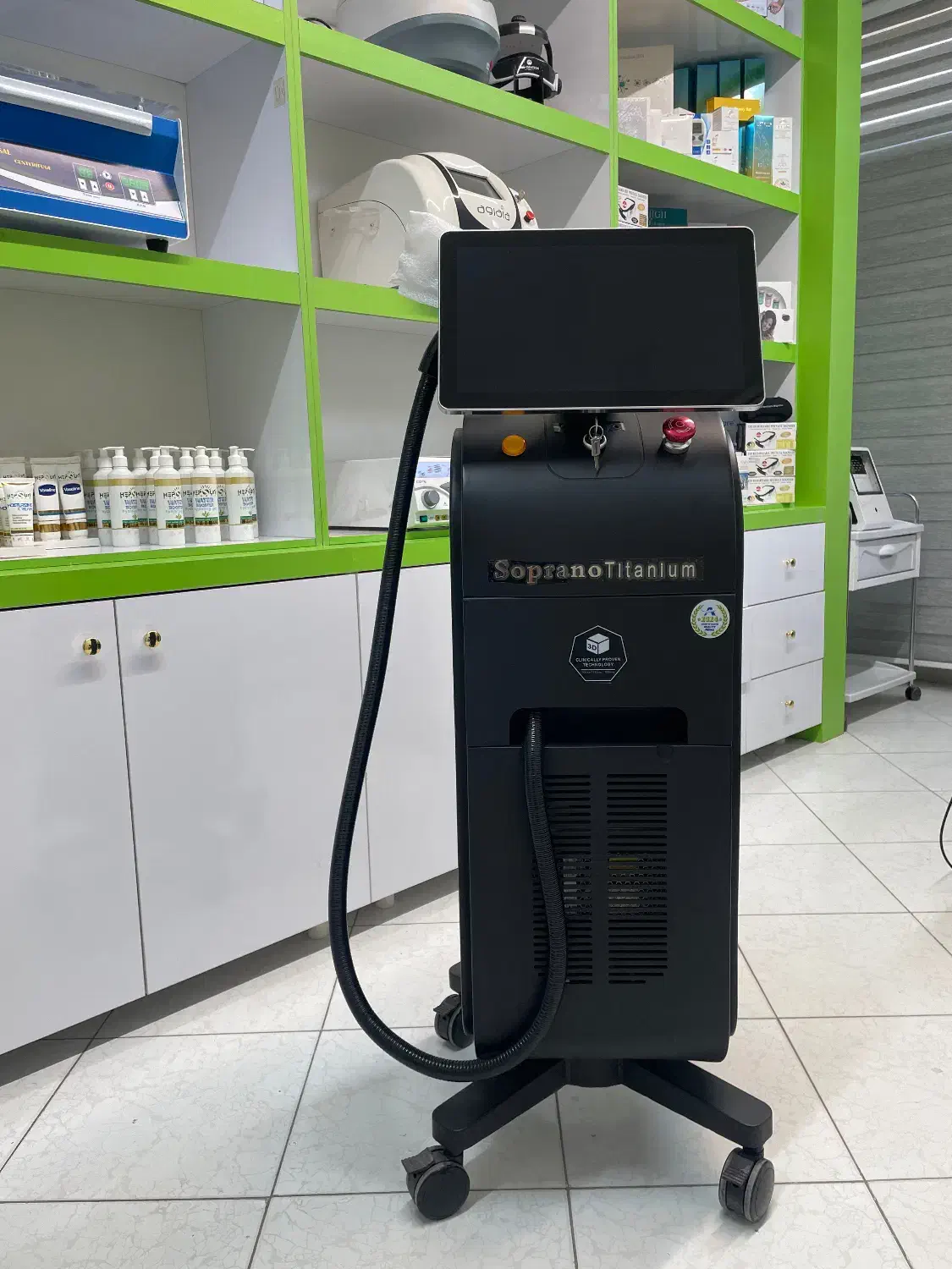 دستگاه لیزر تیتانیوم|آرایشگاه و سالن‌های زیبایی|مشهد, جنت|دیوار