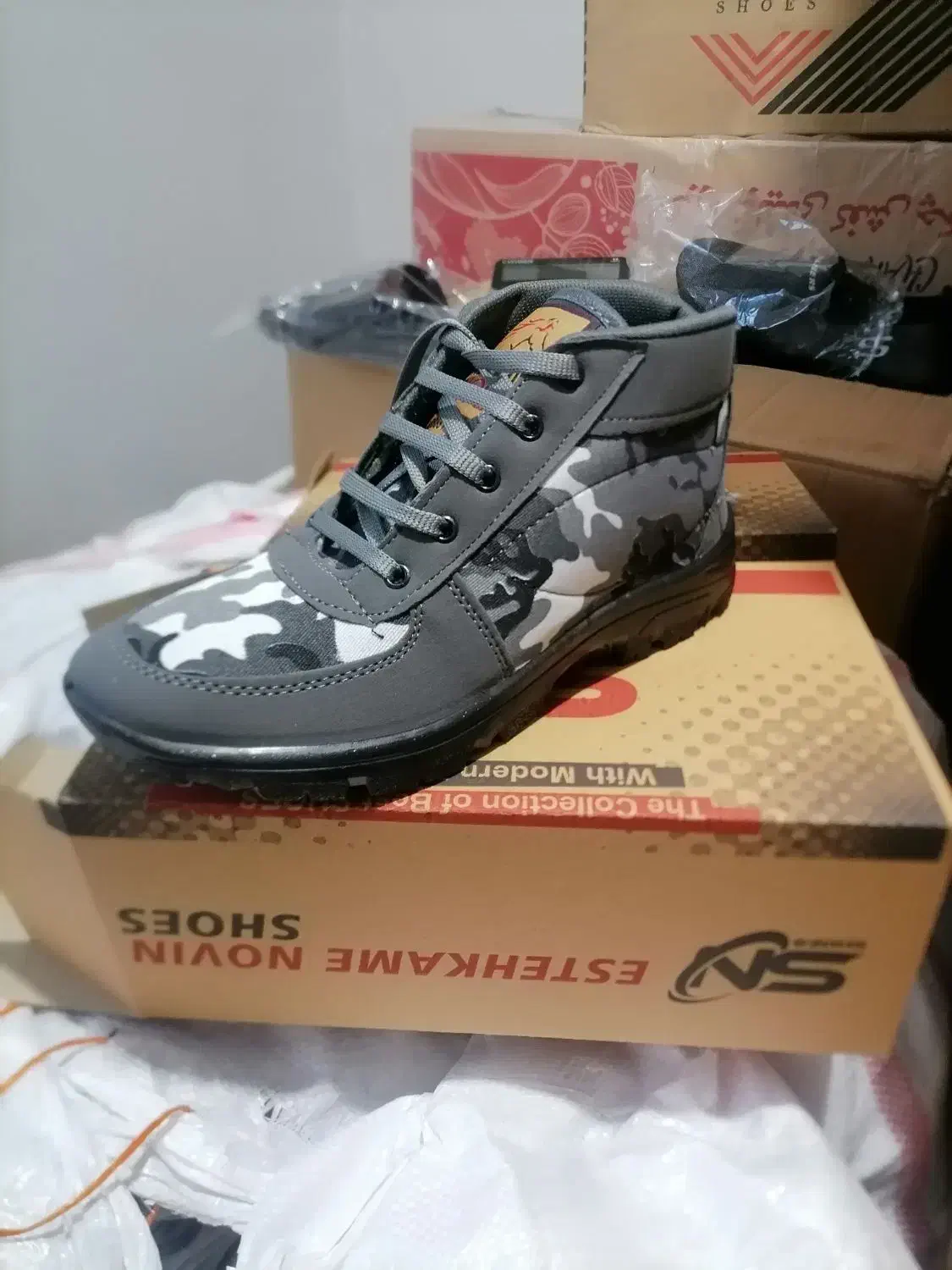 کفش کار|کیف، کفش، کمربند|شیراز, بالا کفت|دیوار