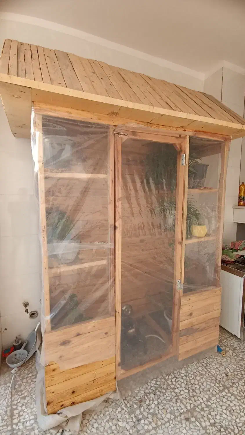 یک عدد گلخانه چوبی چرخ دار|گل و گیاه طبیعی|شاهین‌شهر, گزبرخوار|دیوار