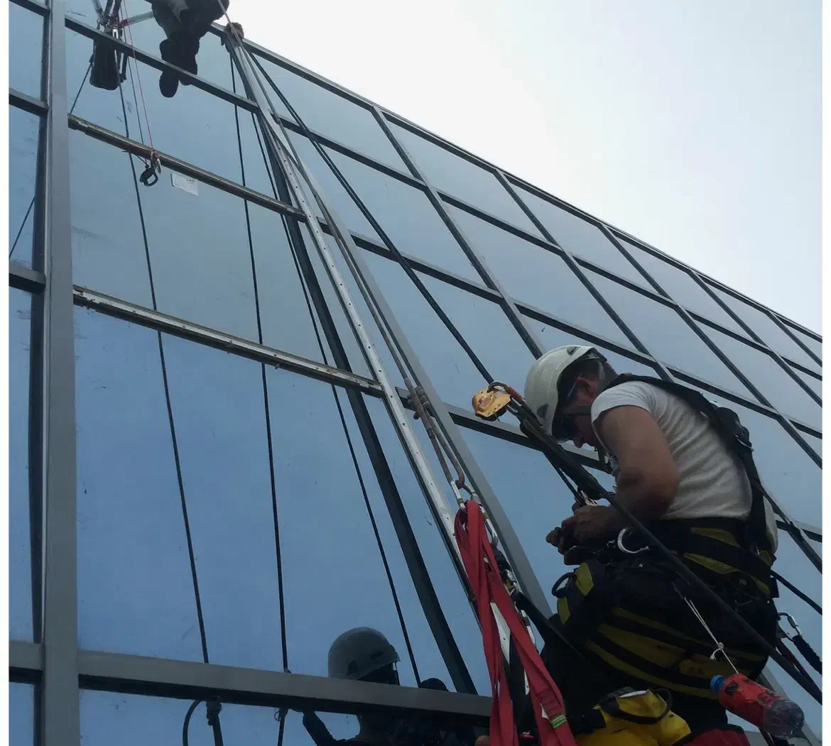 پیچ و رلپلاک وبرق نماسیمان‌کار با طناب بدون داربست|خدمات پیشه و مهارت|هشتگرد, فاز ۳ مهستان|دیوار