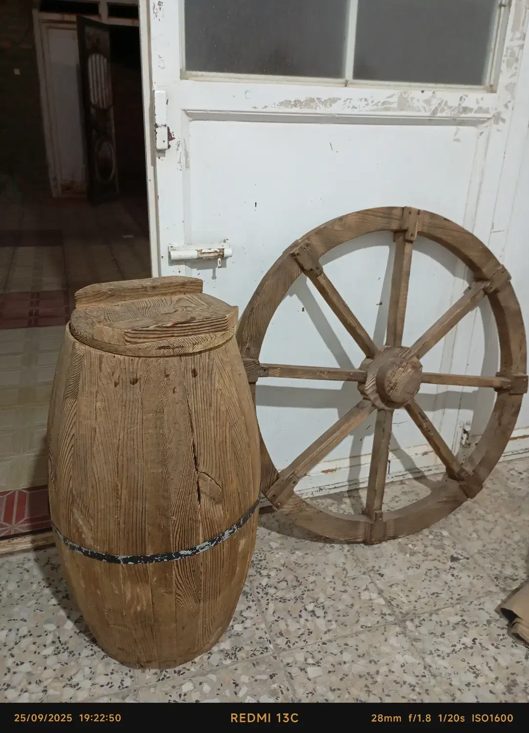 نیمکت چوبی ،چرخ گاری دکوری و بشکه|صندلی و نیمکت|مهاباد (آذربایجان غربی), |دیوار
