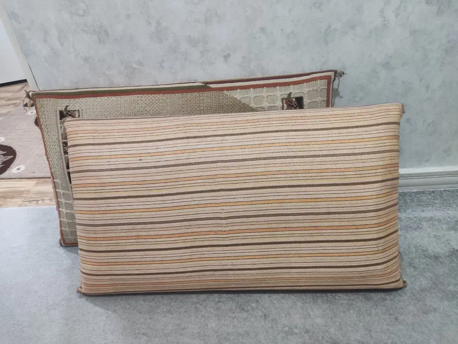 ساعت دیواری و پشتی در حد نو|پشتی|آبیک, |دیوار