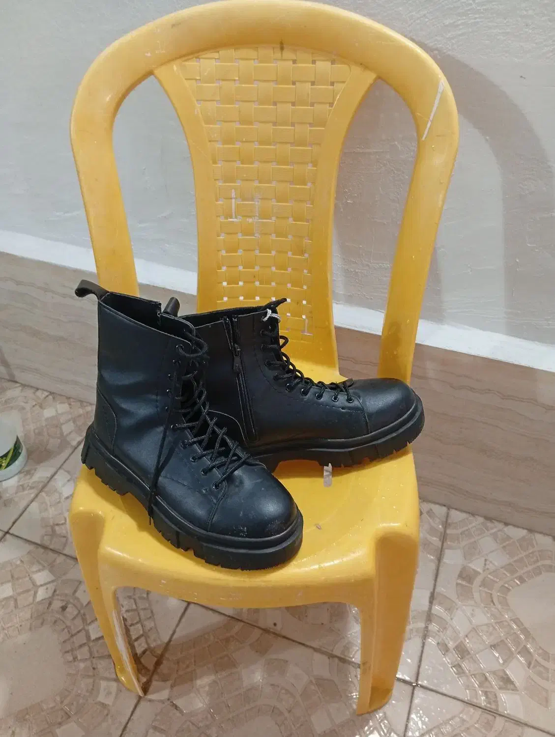 بوت برشکا|کیف، کفش، کمربند|رشت, پستک|دیوار