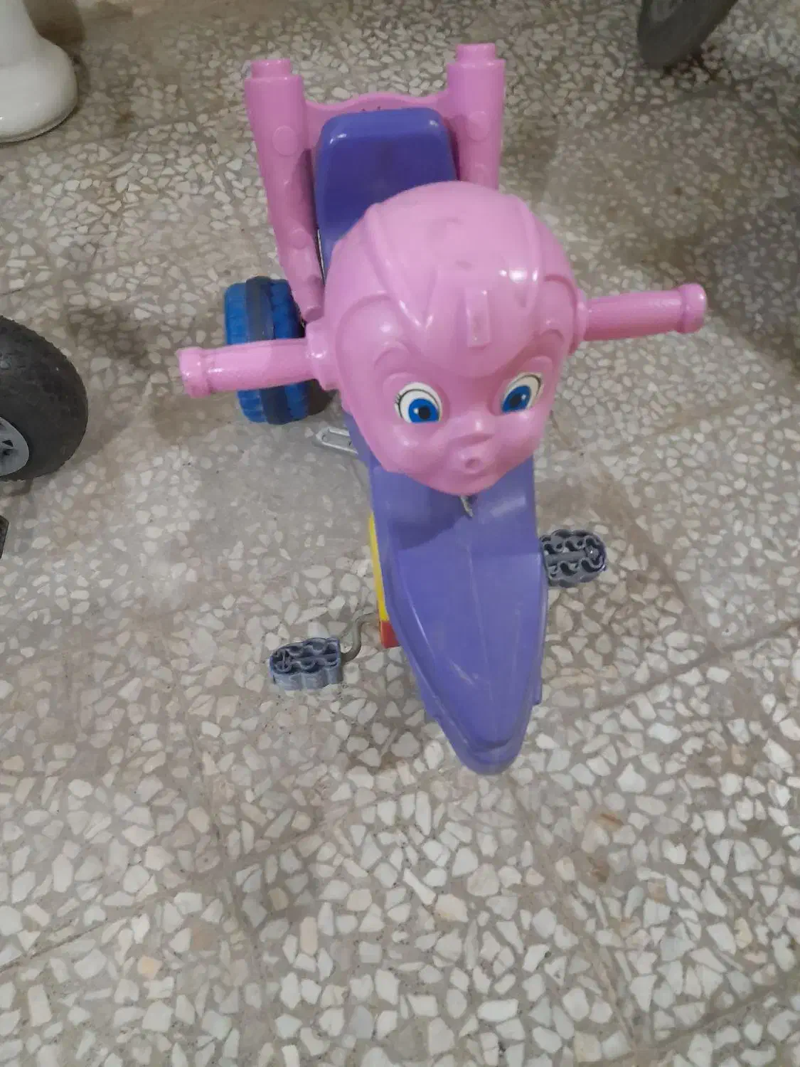 سه چرخه|اسباب‌بازی بچه|قم, چهار مردان|دیوار