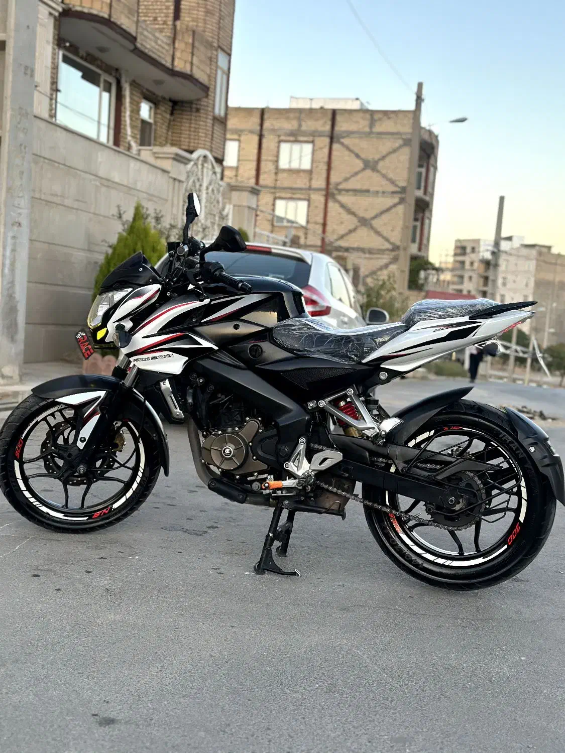 Ns 200 مدل 94 عروسک|موتورسیکلت|بروجرد, |دیوار