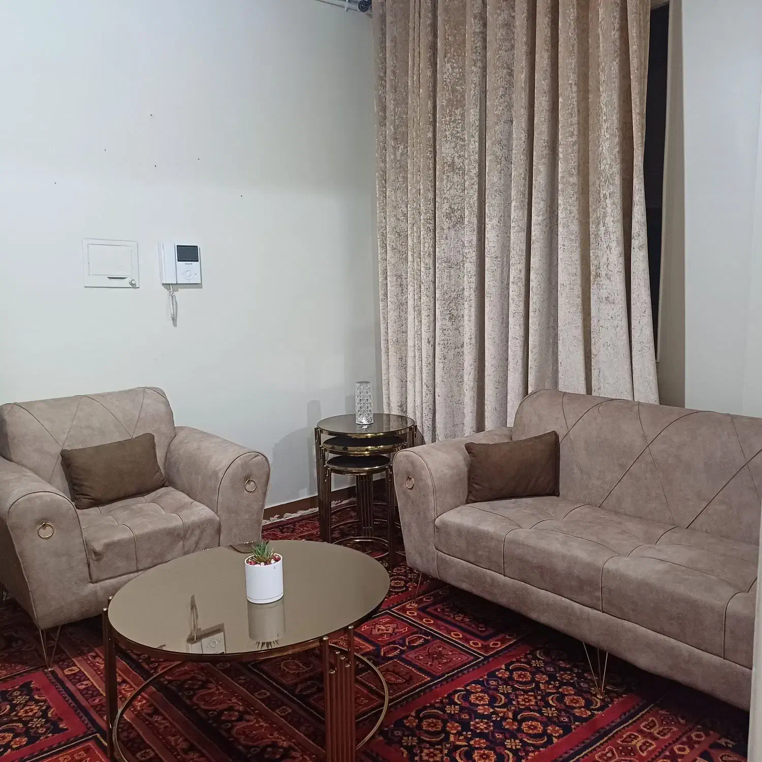 مبلمان ۵ نفره همراه با میز پذیرایی و ۳ تا عسلی|مبلمان خانگی و میز عسلی|تهران, هفت چنار|دیوار