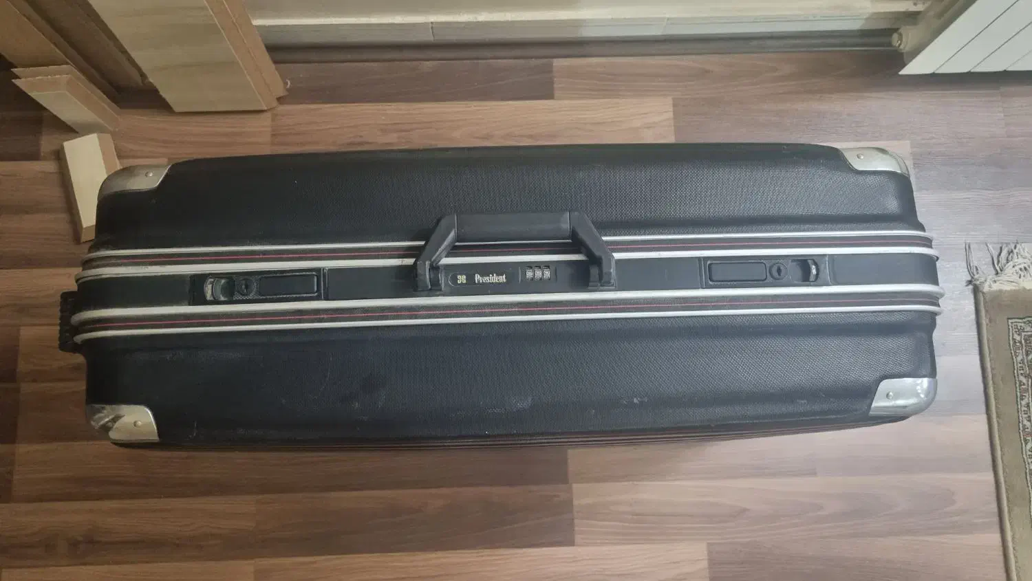 بزرگ‌ چمدان|کیف، کفش، کمربند|مشهد, هفت تیر (آب و برق)|دیوار