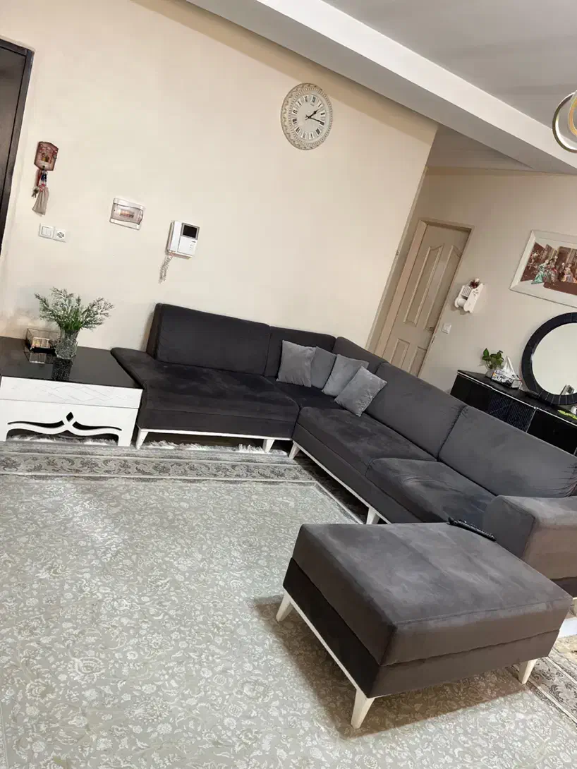 مبل راحتی مخمل طوسی همراه با میز جلو مبلی و عسلی|مبلمان خانگی و میز عسلی|اندیشه, اندیشه فاز ۵|دیوار