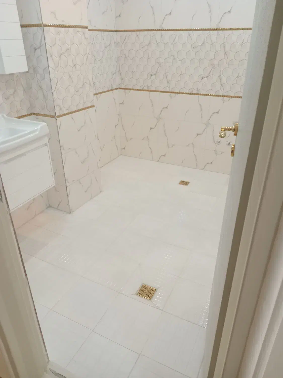 کاشی کاری خورده کار ما بین کابینتی باچسب دوغاب|خدمات پیشه و مهارت|زنجان, |دیوار