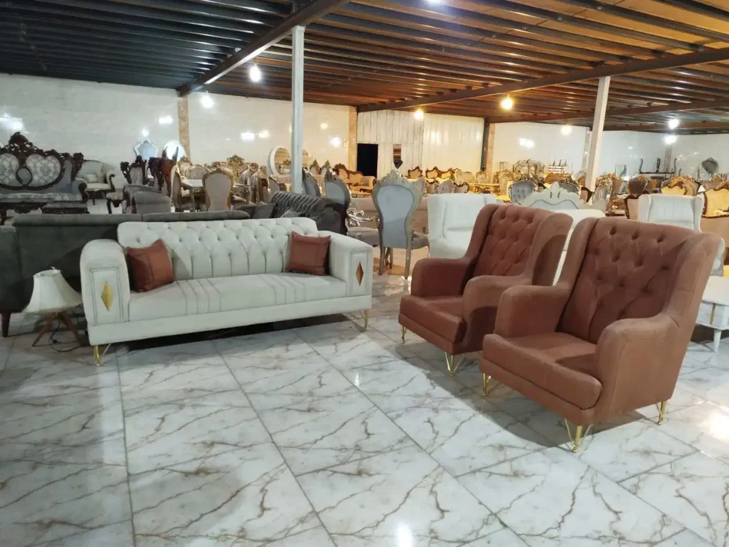 مبل دلاوران راحتی) قیمت مناسب تمیز|مبلمان خانگی و میز عسلی|زارچ, |دیوار