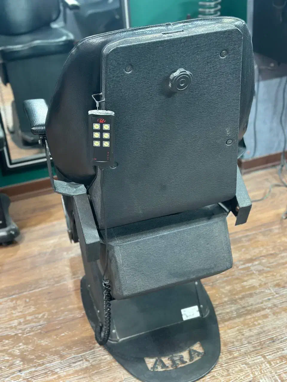 فروش دکور آرایشگاه و صندلی برقی|آرایشگاه و سالن‌های زیبایی|یزد, |دیوار